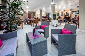 Déjeuner, dßner et souper servis sur place; cuisine française