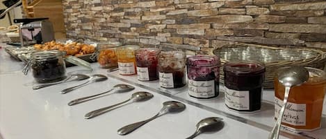 Aperto a colazione, pranzo e cena, cucina francese