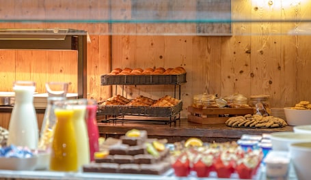 French cuisine. SOWELL HÔTELS Le Parc & SPA