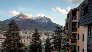 Vista de la montaña con un edificio al frente.