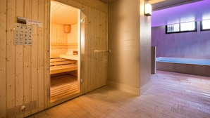 Un sauna con paredes de madera y un banco.