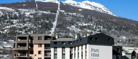 Vista frontal de la propiedad