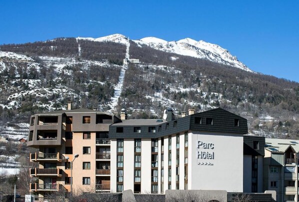 Front of property - SOWELL HÔTELS Le Parc & SPA (Briançon)