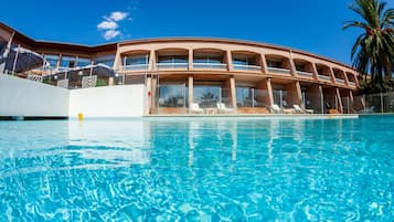 Een seizoensgebonden buitenzwembad