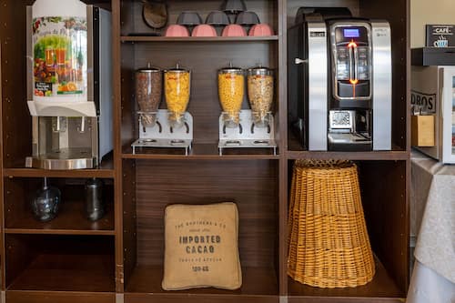 Se ofrece un desayuno bufé todos los días (por un coste adicional)