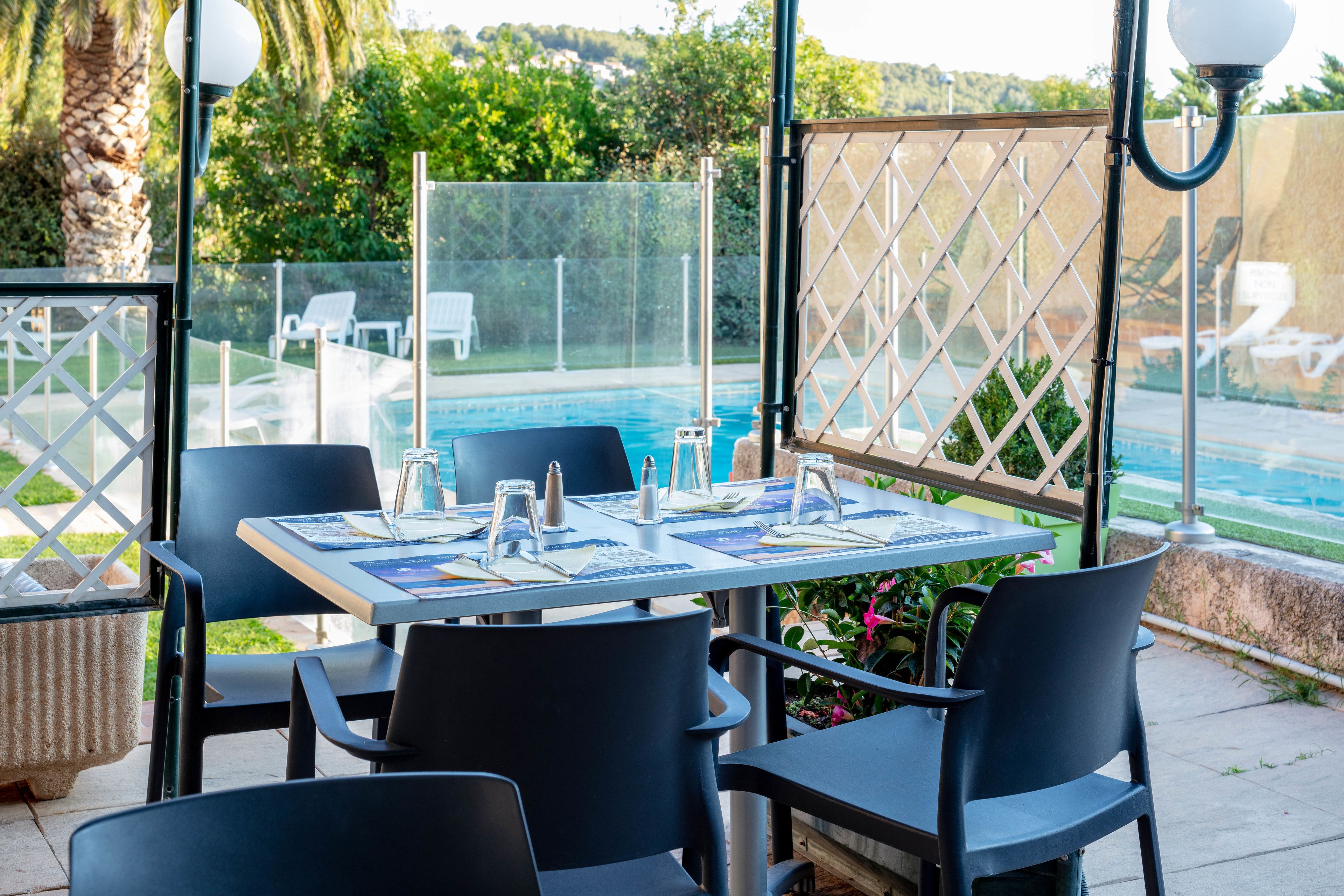 Petit déjeuner et dîner servis sur place