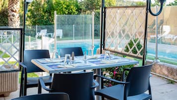 Petit déjeuner et dîner servis sur place