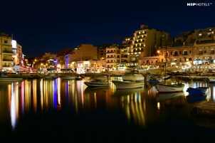 Framhlið gististaðar – að kvöld-/næturlagi