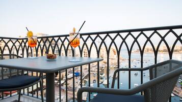 Habitación Deluxe con 1 cama doble o 2 individuales, vistas al mar | Balcón