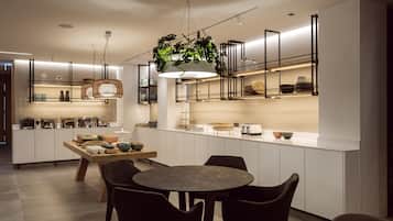 Café da manhã com buffet todos os dias (EUR 18 por pessoa)