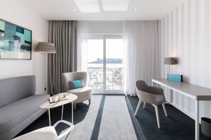 Juliani Suite, Sea View | Living area | 32-inch LCD TV with cable channels, TV, DVD player - Hotel Juliani (St. Julian's)