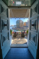 Se sirven cenas, con vista al mar