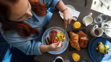 Daily full breakfast (EUR 16.00 per person)