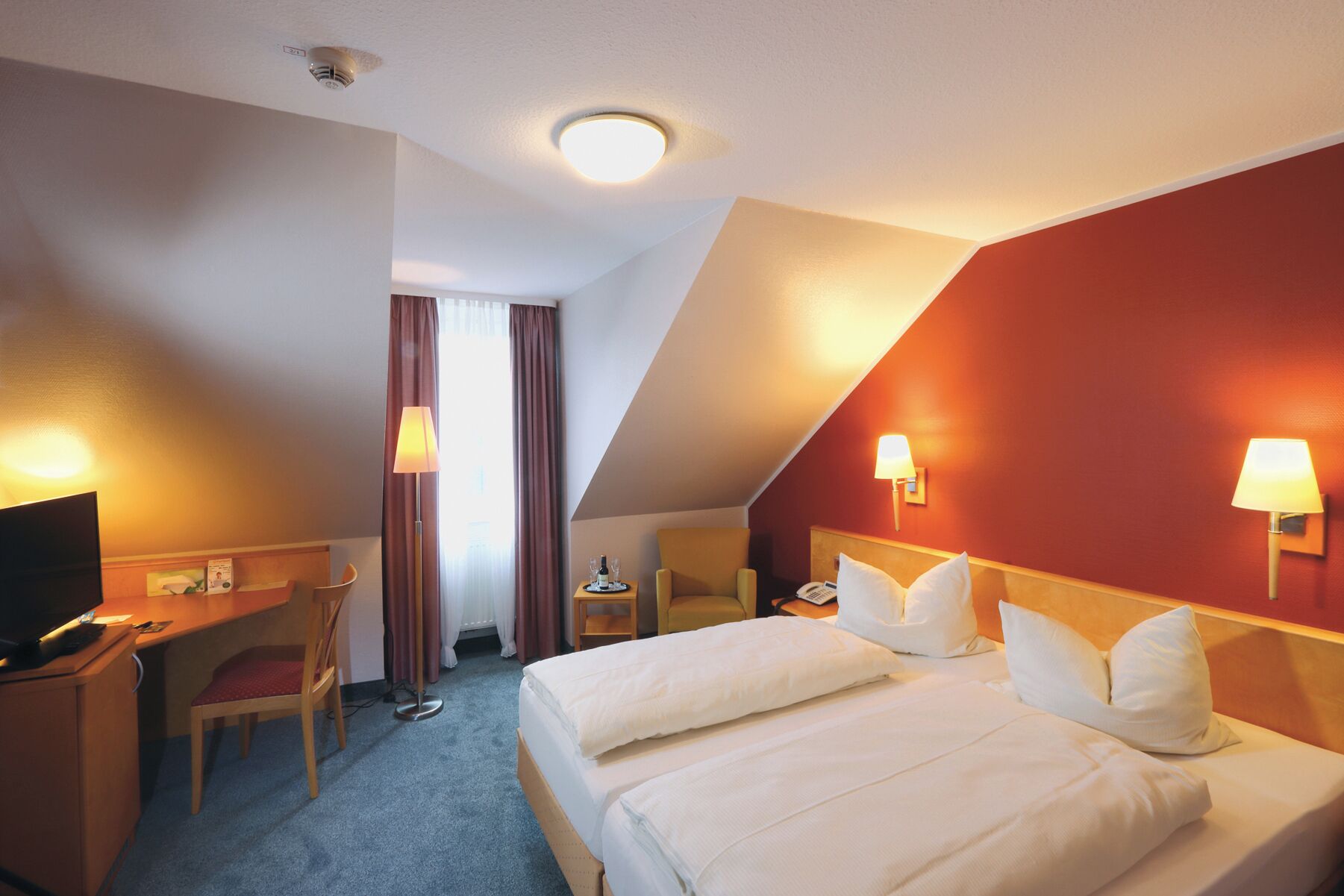 Comfort Double Room | Hypo-allergenic bedding, minibar, in-room safe, desk