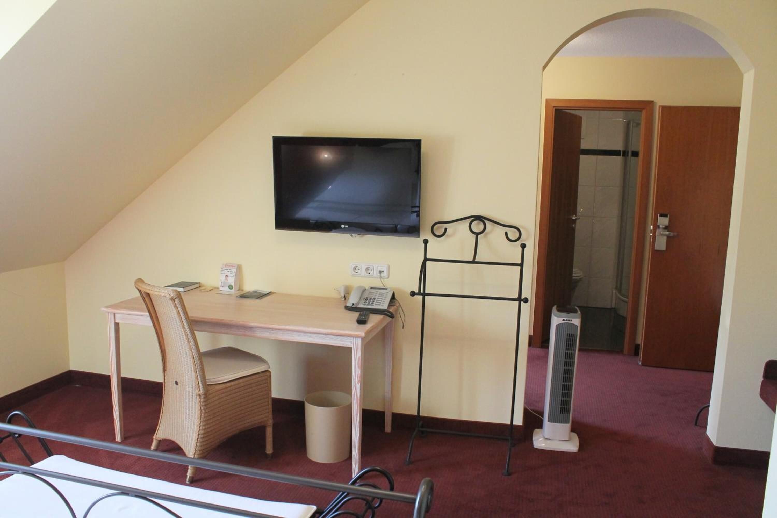 1 bedroom, hypo-allergenic bedding, minibar, in-room safe