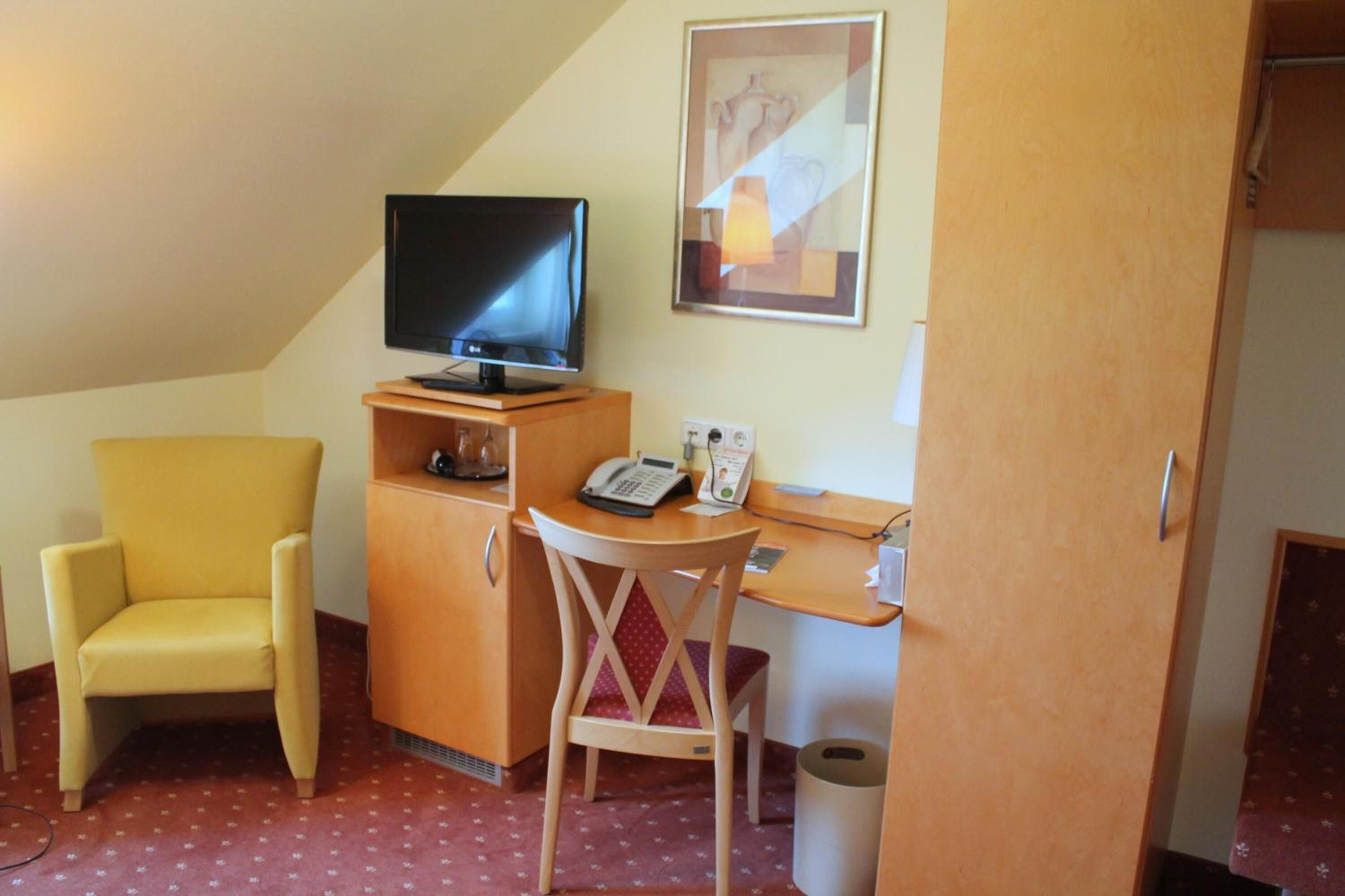 1 bedroom, hypo-allergenic bedding, minibar, in-room safe