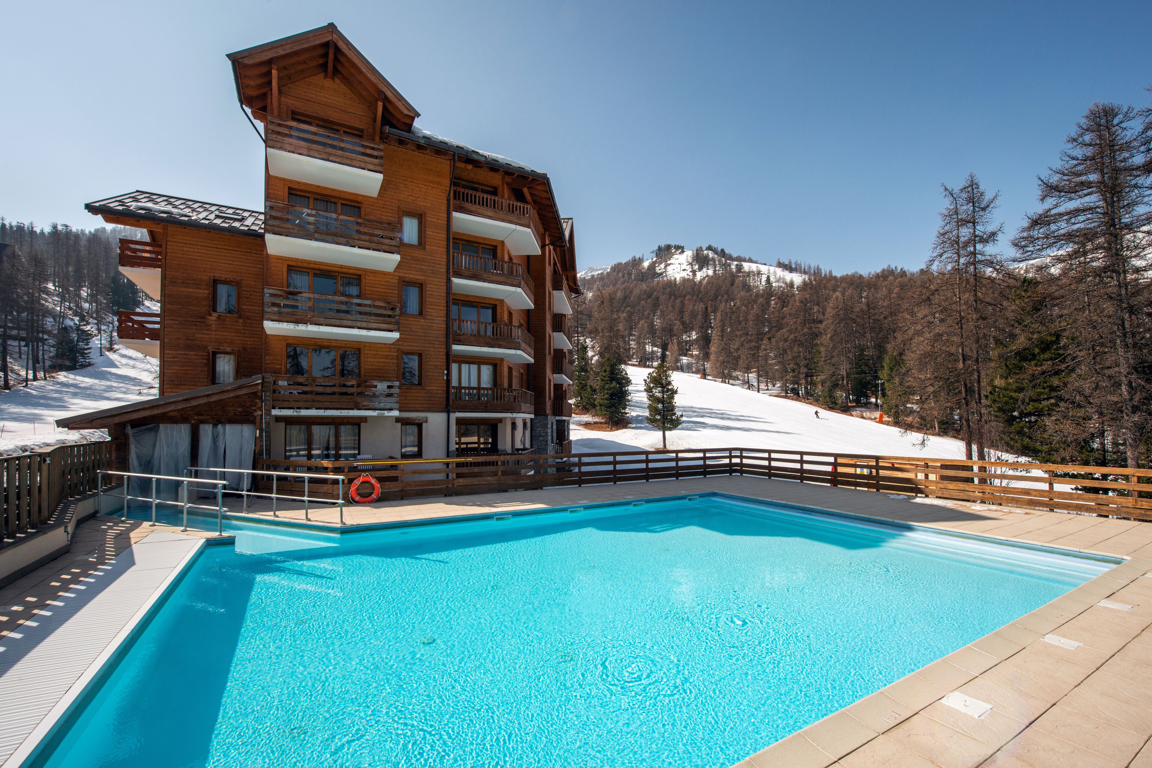 Piscina externa sazonal, piscina aquecida