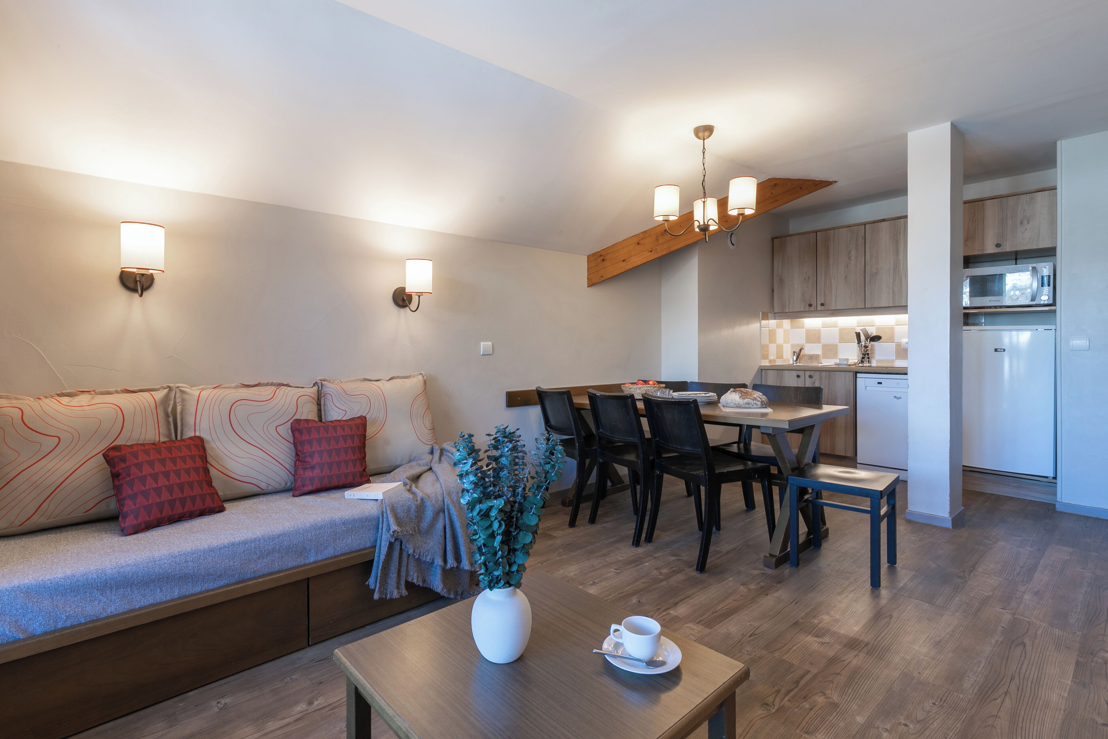 Departamento estándar, 2 habitaciones | Área de sala de estar | Televisión 