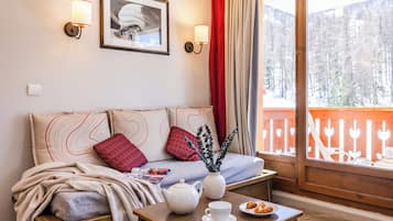 Appartement 4 personnes - 1 chambre - Vue montagne | Coin séjour | Télévision