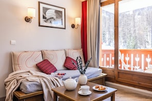 Appartement 4 personnes - 1 chambre - Vue montagne | Living area | TV - Pierre & Vacances Residence L'Albane (Vars)