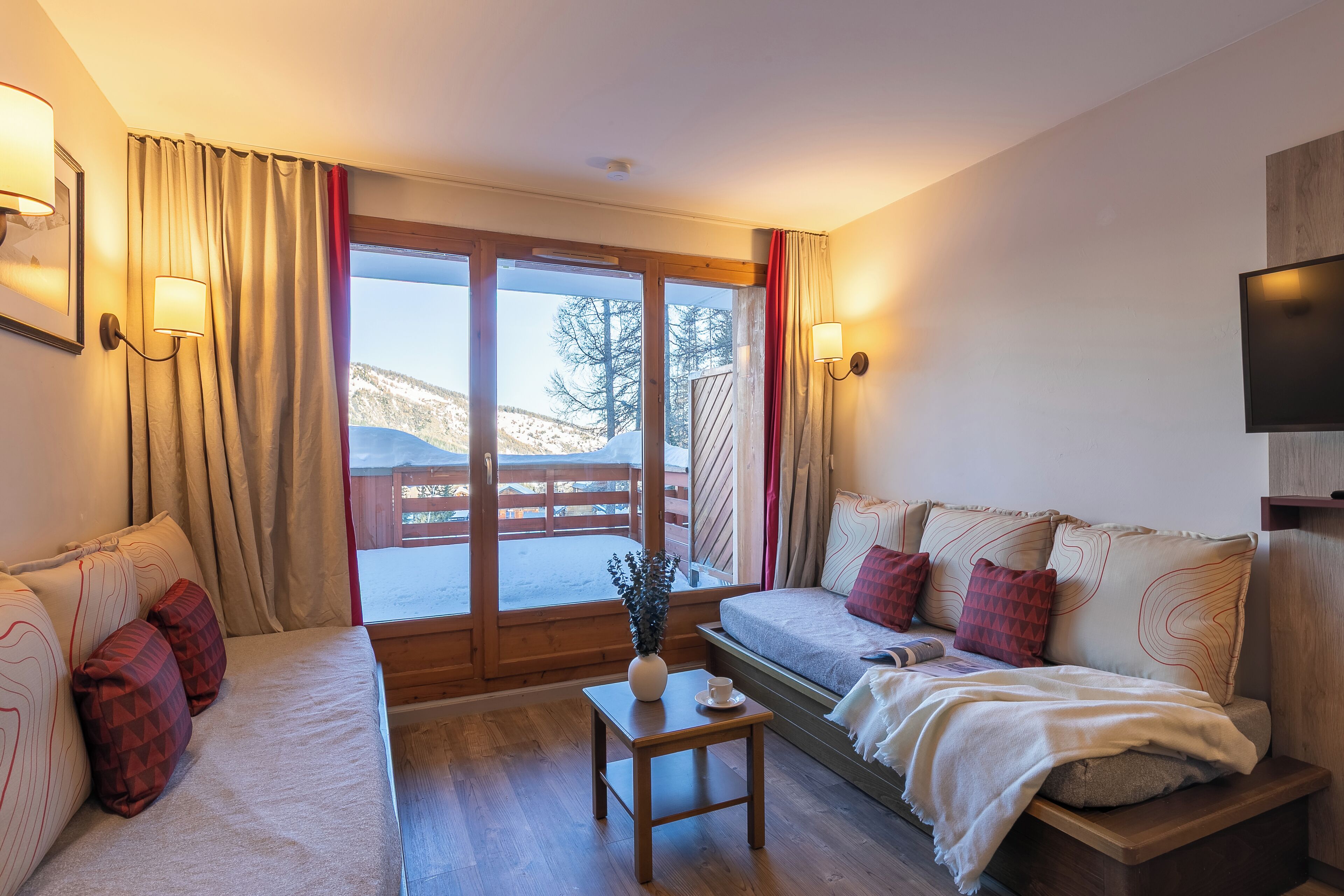 Estudio, 1 habitación | Área de sala de estar | Televisión 