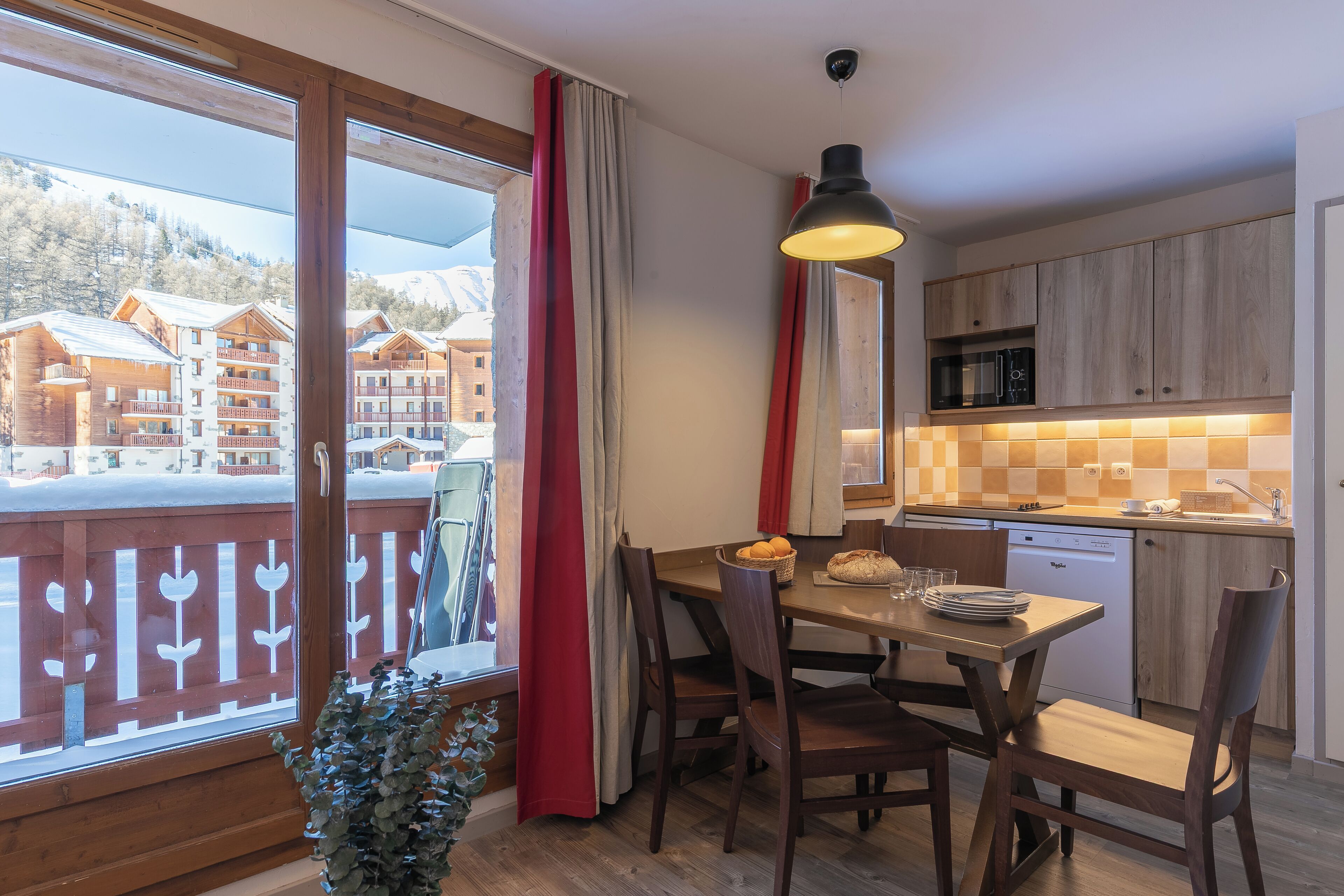 Appartement 4 personnes - 1 chambre - Vue montagne | Área de sala de estar | Televisión 