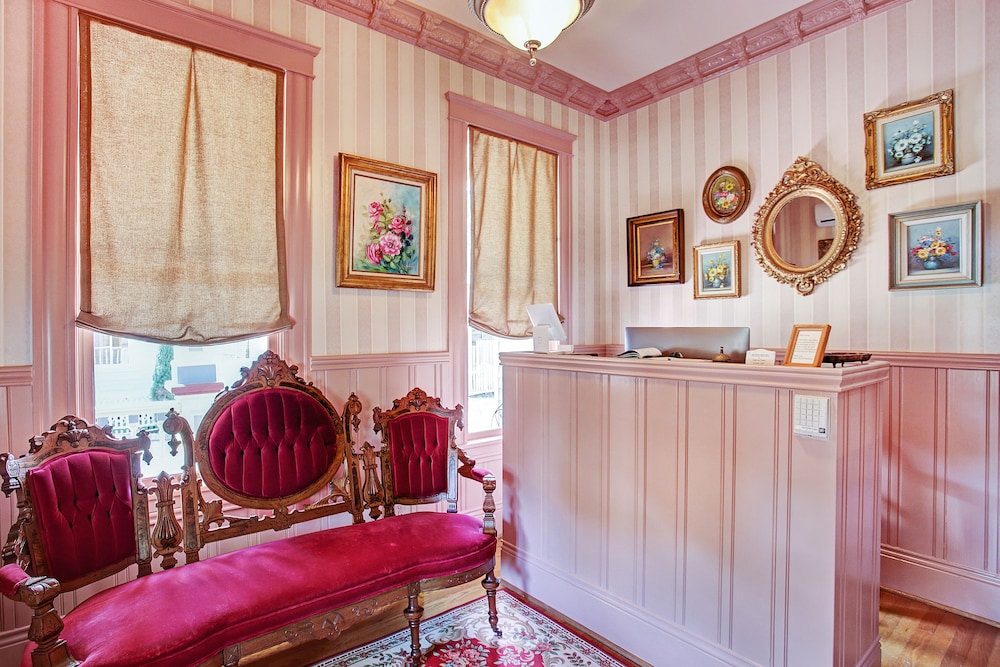 Sara's Inn on the Boulevard by null