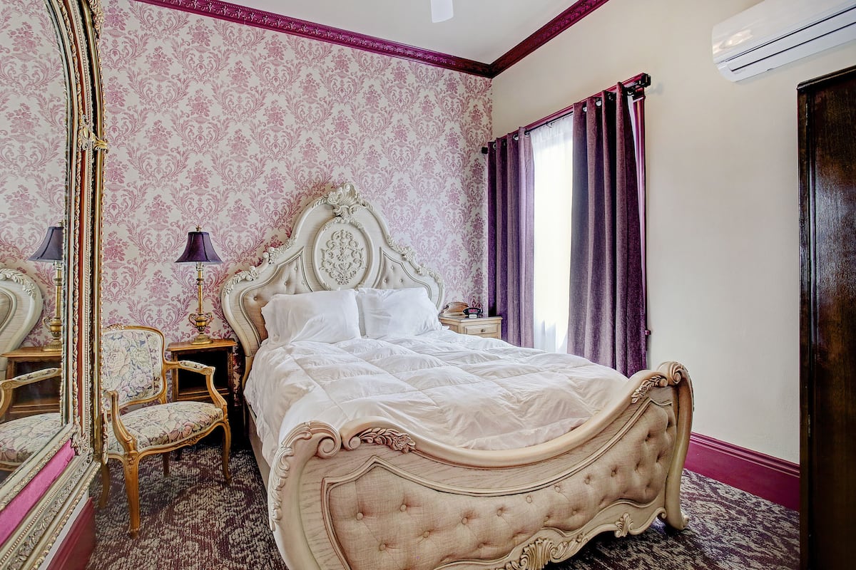 Suite, 1 cama Queen size | Escritorio, tabla de planchar con plancha, wifi gratis y ropa de cama