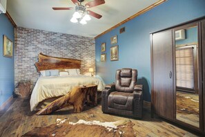 特級客房, 1 張特大雙人床 | 書桌、熨斗/熨衫板、免費 Wi-Fi、床單