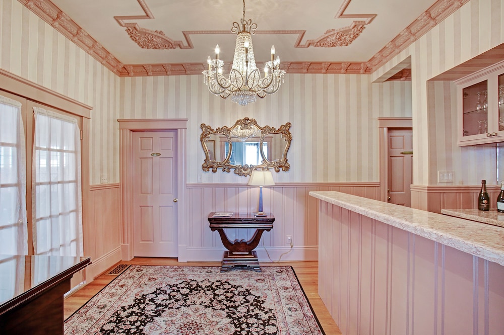 Sara's Inn on the Boulevard by null