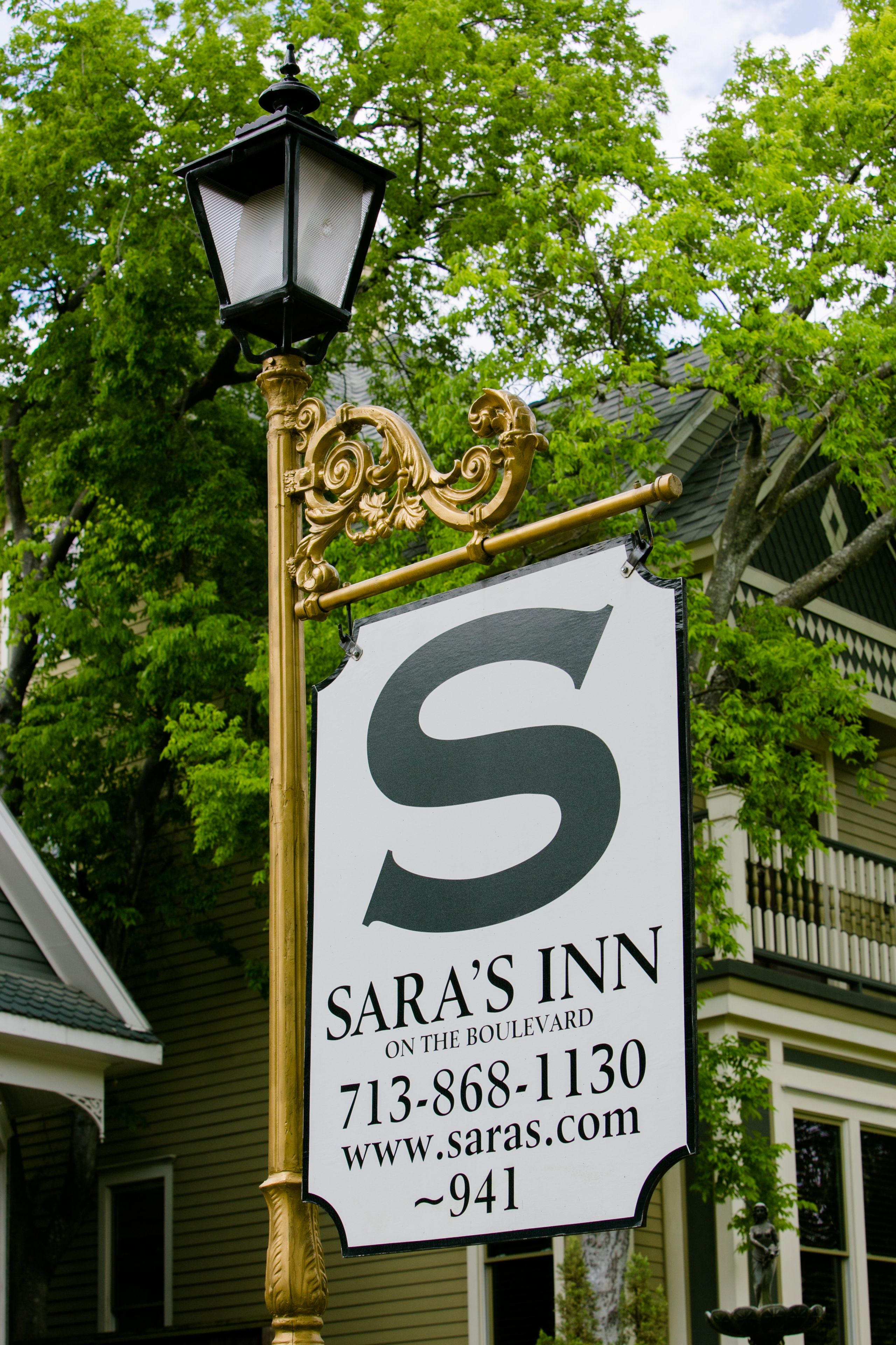 Une enseigne pour l’hôtel de Sara, situé sur le boulevard, indiquant l’adresse et les coordonnées.