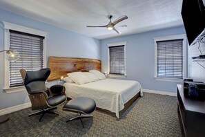 Premium Suite, 1 King Bed, Kitchen | Desk, iron/ironing board, free WiFi, bed sheets - Sara's Inn On The Boulevard (Houston)