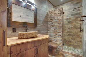 Premium Room, 1 Katil Raja (King) | Bilik Mandi | Pancuran mandi, kelengkapan dandanan diri percuma, pengering rambut 
