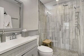 Premium-sviitti, 1 suuri parisänky, keittiö | Kylpyhuone | Suihku, ilmaiset hygieniatuotteet, hiustenkuivaaja, kylpytakit