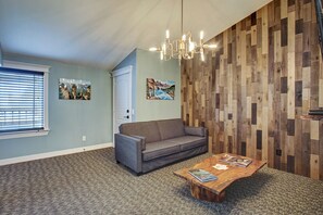 特級套房, 1 張特大雙人床, 廚房 | 客廳 | 55 吋智能電視連有線電視頻道、電視