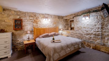 Rom | Individuelt dekorert, individuelt innredet og skrivebord