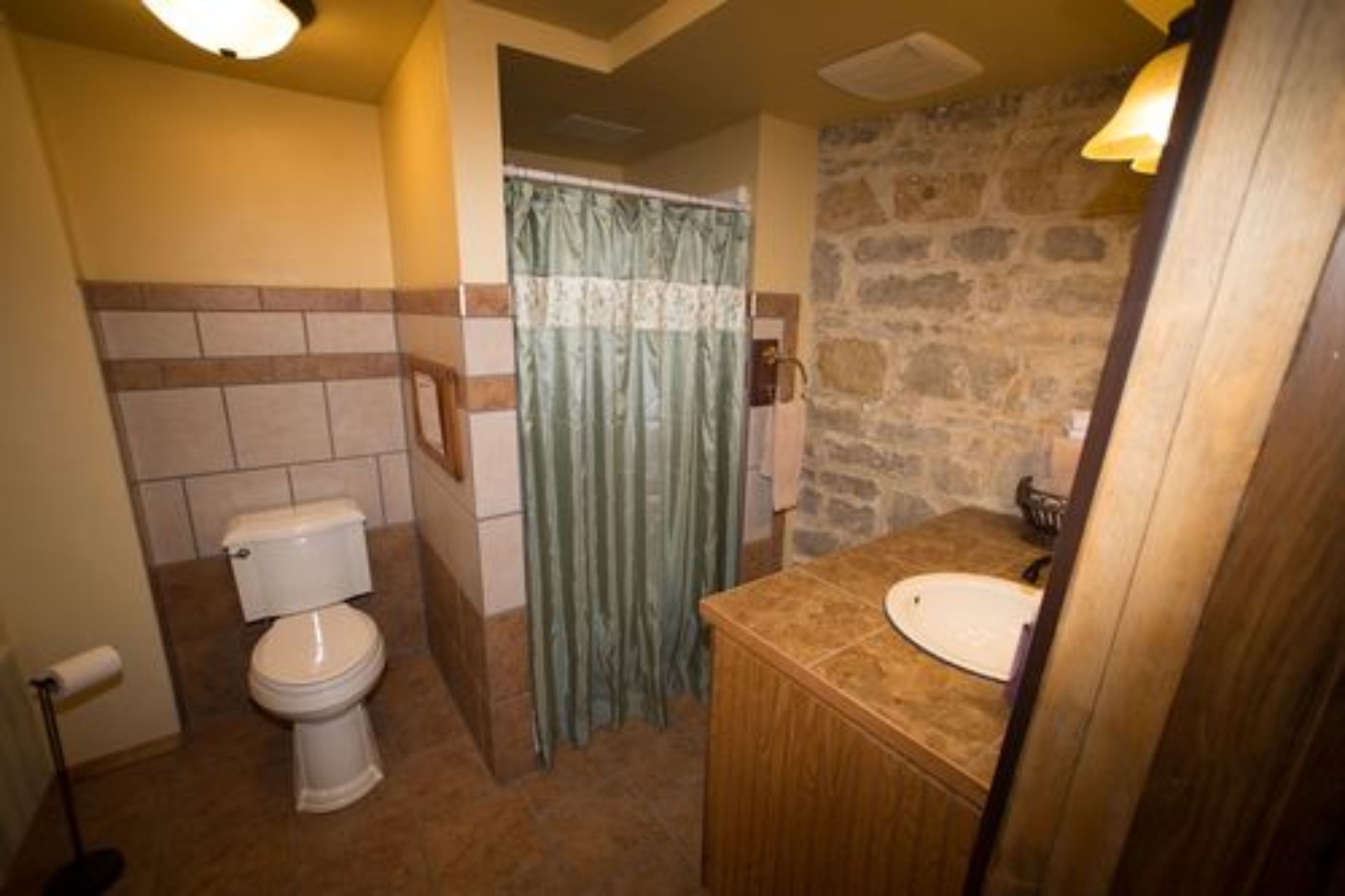 room (family room) | bathroom | bathtub, free toiletries, hair dryer, towels