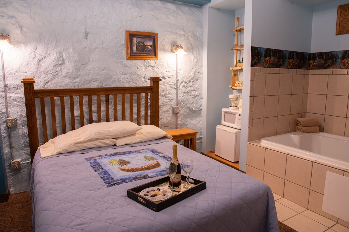 Boat Whirlpool Suite | Desk, iron/ironing board (on request), WiFi (free)