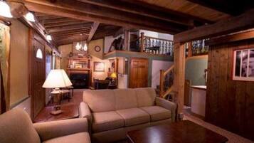 Suite (Buffalo Bill Suite) | Individually decorated, individually furnished, desk, iron/ironing board