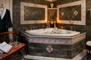 Indoor spa tub - 1802 House Bed and Breakfast (Kennebunkport)