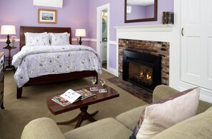 Premium bedding, individually decorated, individually furnished - 1802 House Bed and Breakfast (Kennebunkport)