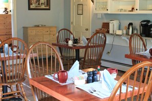 Breakfast area - 1802 House Bed and Breakfast (Kennebunkport)