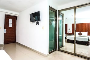 Escritorio, wifi y ropa de cama 