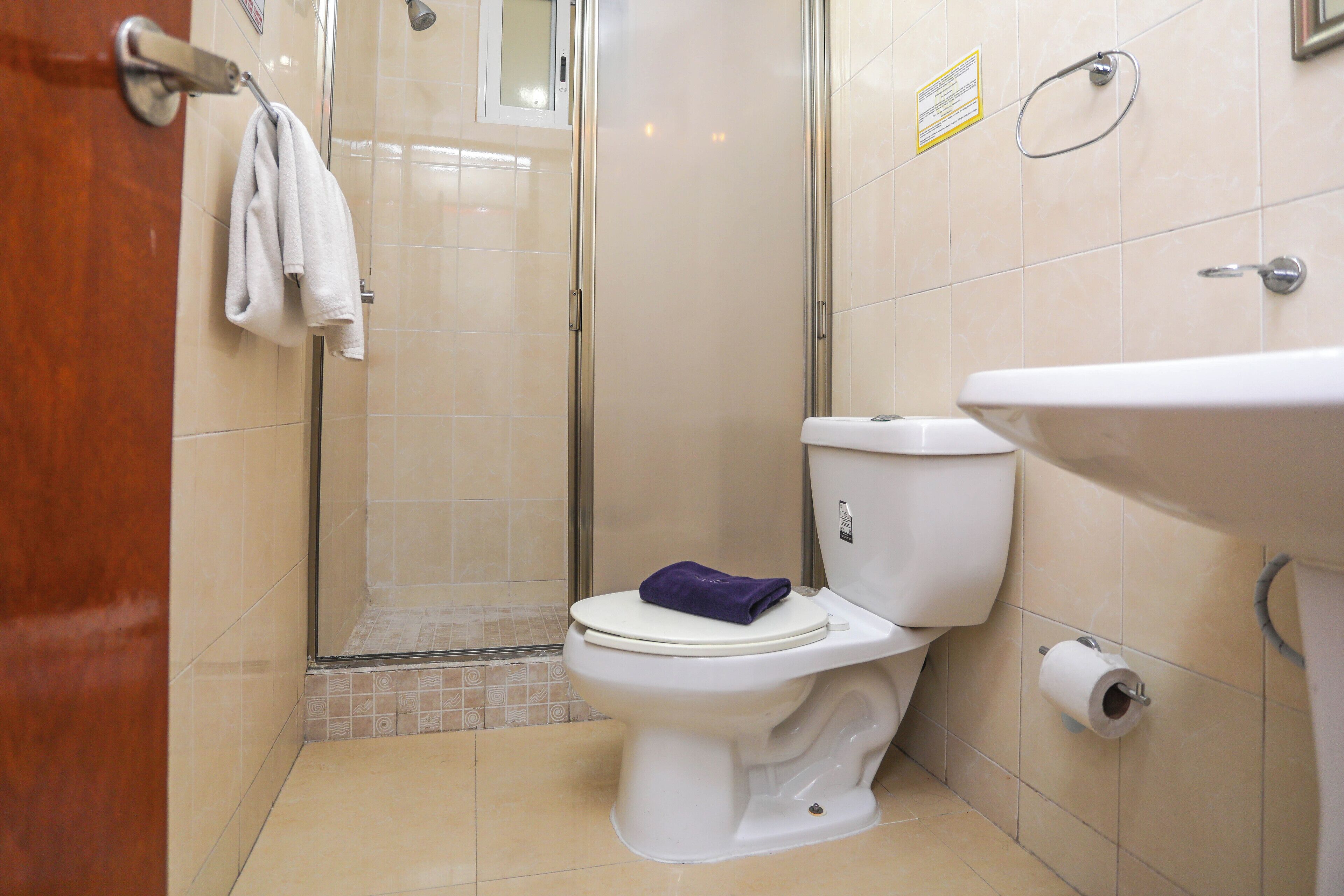 Un baño con inodoro, ducha y lavamanos.