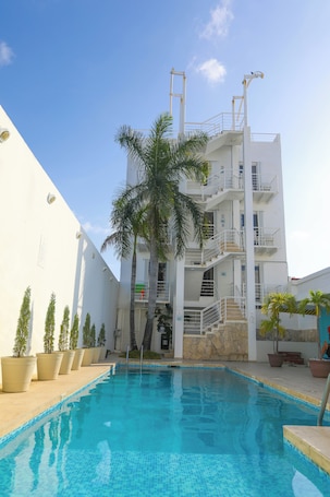 Una piscina al aire libre