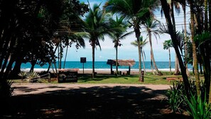 Property entrance - Perla Negra Beach Front Hotel (Puerto Viejo de Talamanca)