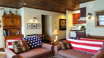 Zimmer, 1 Queen-Bett | Individuell dekoriert, individuell eingerichtet, Schreibtisch