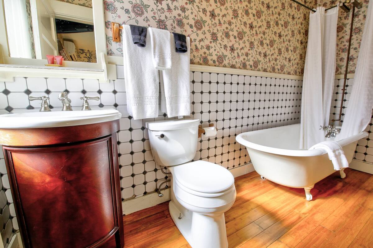 traditional room | bathroom | shower, free toiletries, hair dryer, towels