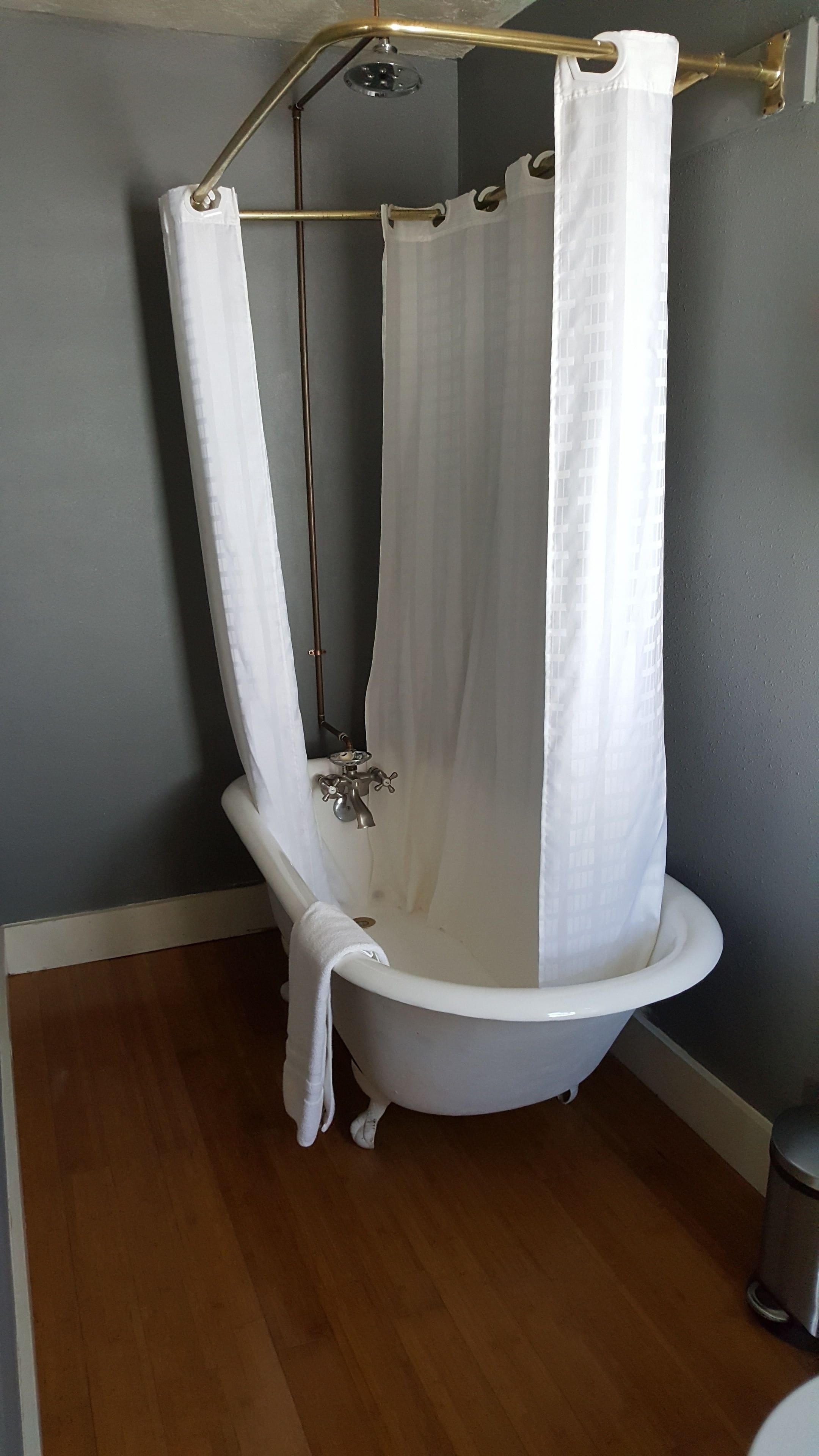 classic twin room, 2 single beds, private bathroom | bathroom | shower, free toiletries, hair dryer, towels