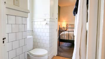 Habitación familiar doble de uso individual, 2 habitaciones | Tabla de planchar con plancha, wifi gratis, ropa de cama